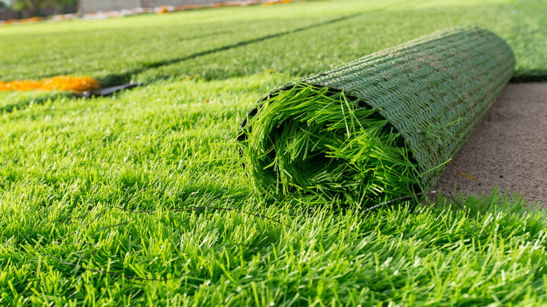 Roll of fake green grass 