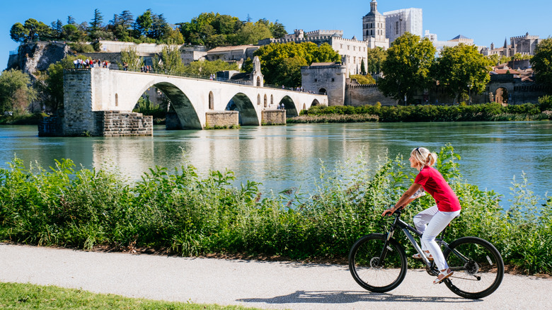 Female cyclist near Avignon