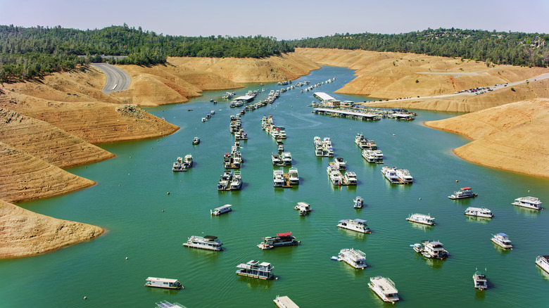 Boats and floating campsites on California's Lake Oroville