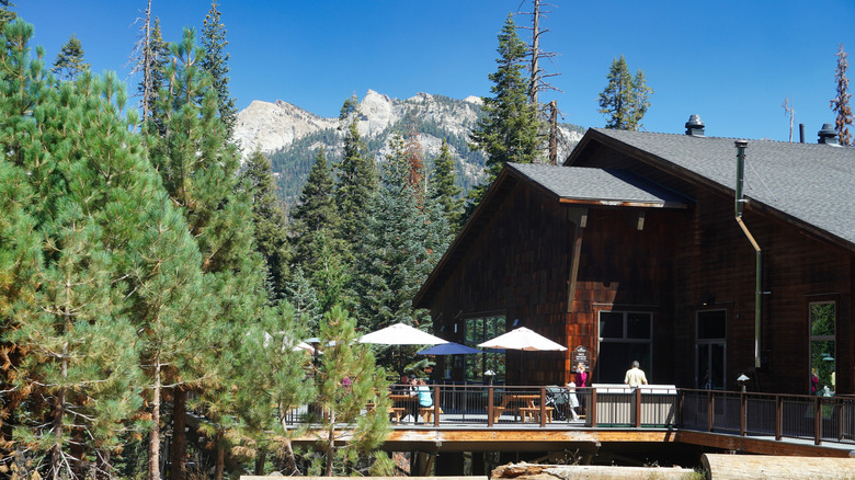 Wuksachi Lodge and its pizza deck on a sunny day