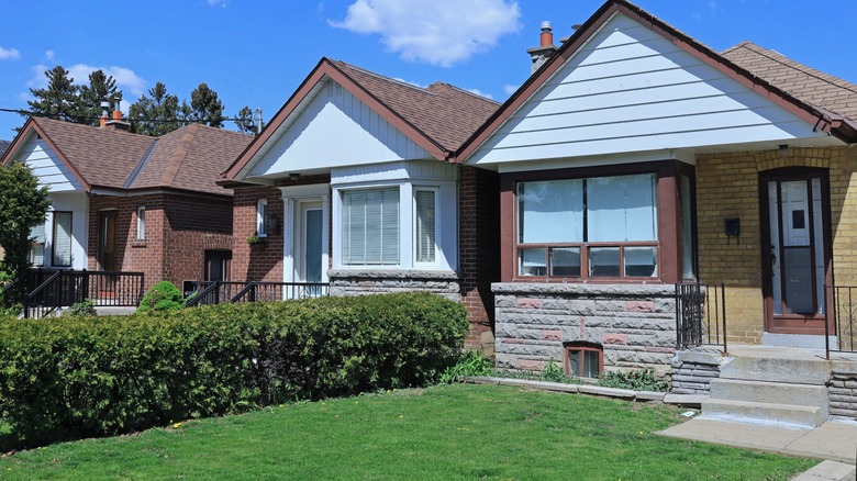 Houses with a small front yard