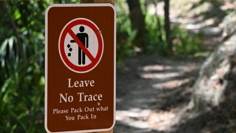 Leave no trace sign 