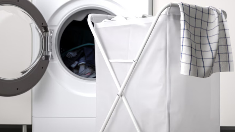 Image of the laundry bag with stand