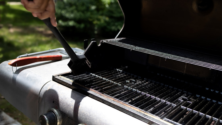 Cleaning BBQ grill 