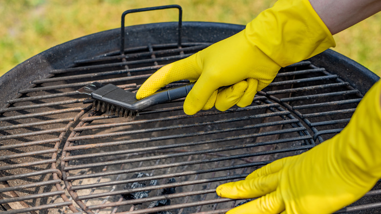 Cleaning grill grates 