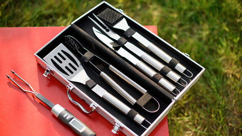 Outdoor grilling tool set 