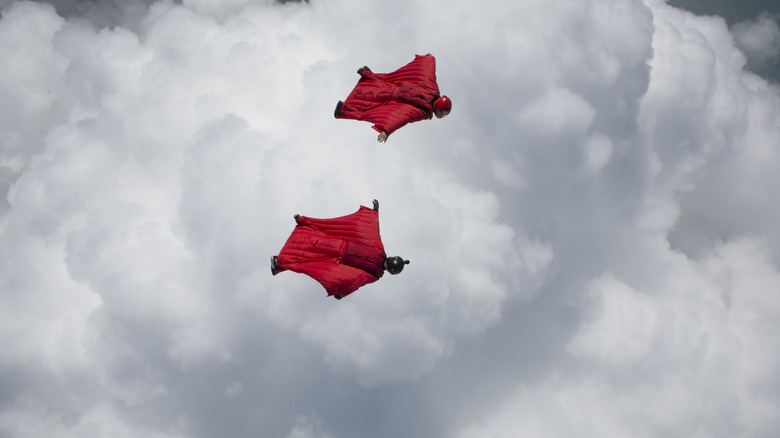 High flying wingsuit jumpers 