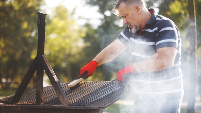 Cleaning a hot grill