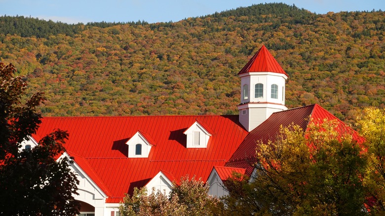 Hotel with a red roof in Lincoln, New Hampshire