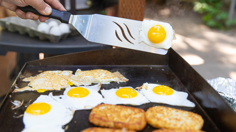 Metal spatula with an egg