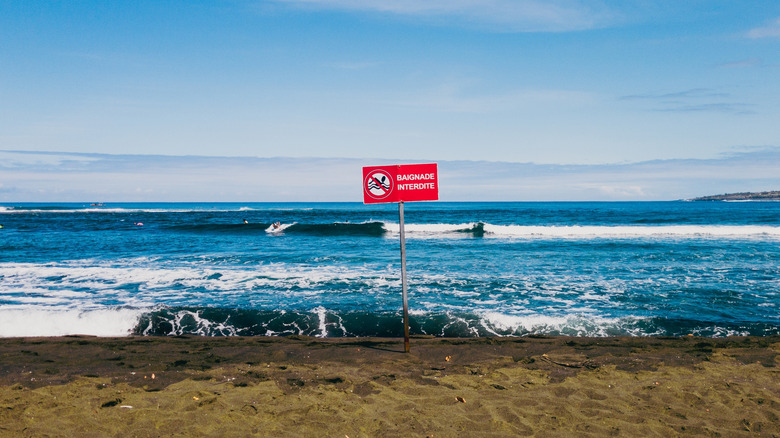 Swimming danger sign at Réunion island