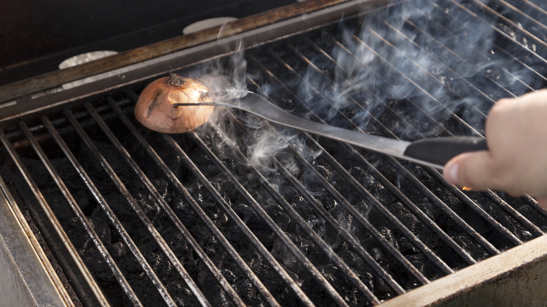 Cleaning grill with onion