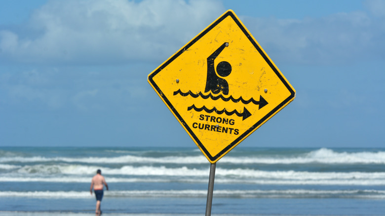 Strong current sign on beach