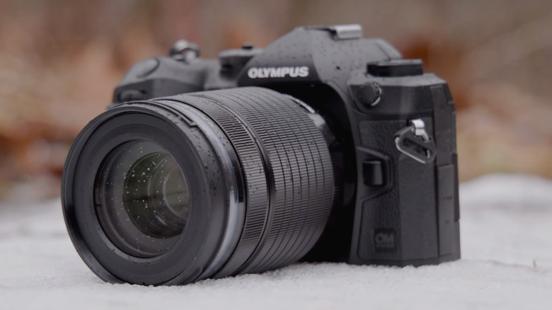 The OM-1 with a lens in the snow