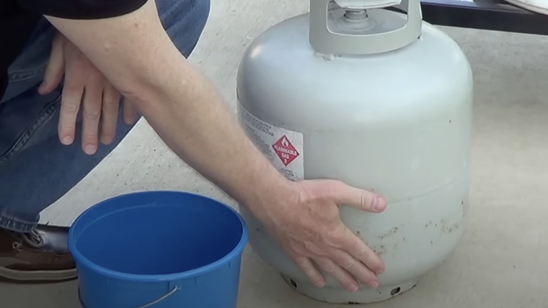 Using water to test propane tank level