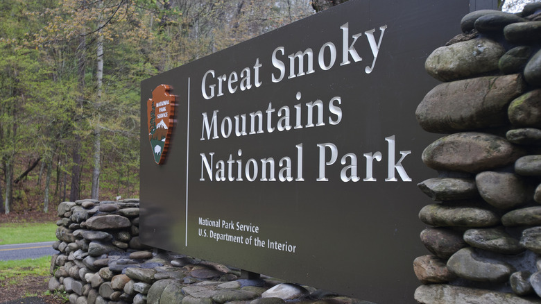 great smoky mountains national park entrance sign